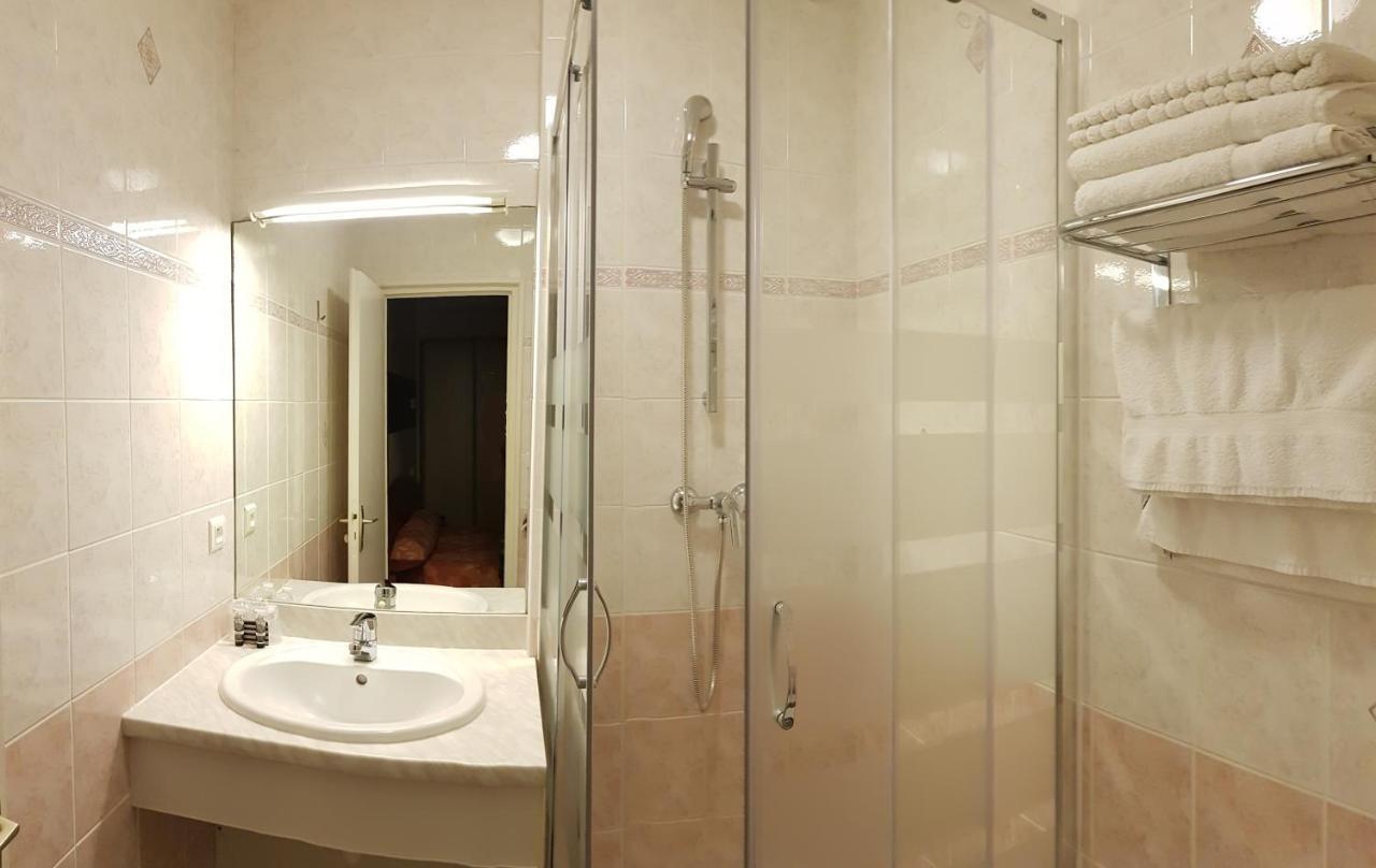 Hotel De La Paix 올롱생테마리 외부 사진