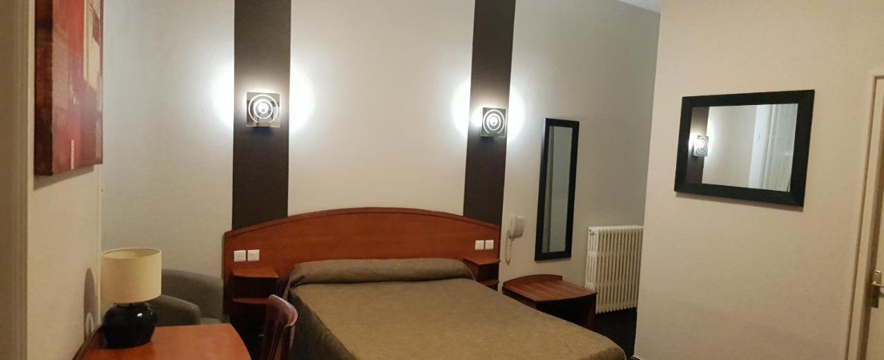 Hotel De La Paix 올롱생테마리 외부 사진